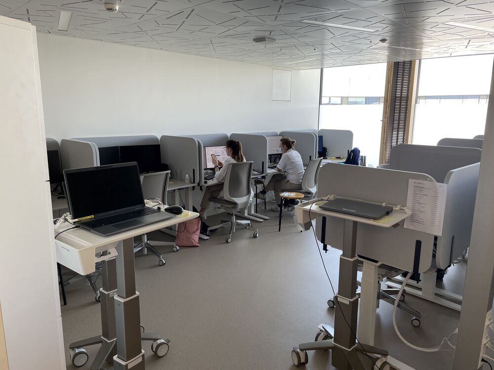 Arbeitswelt Büro: Ärzte, Pflegefachleute, alle im selben Raum. (Foto: Peter Warthmann)